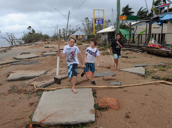 Młodzi mieszkańcy Cardwell na zniszczonej głównej ulicy