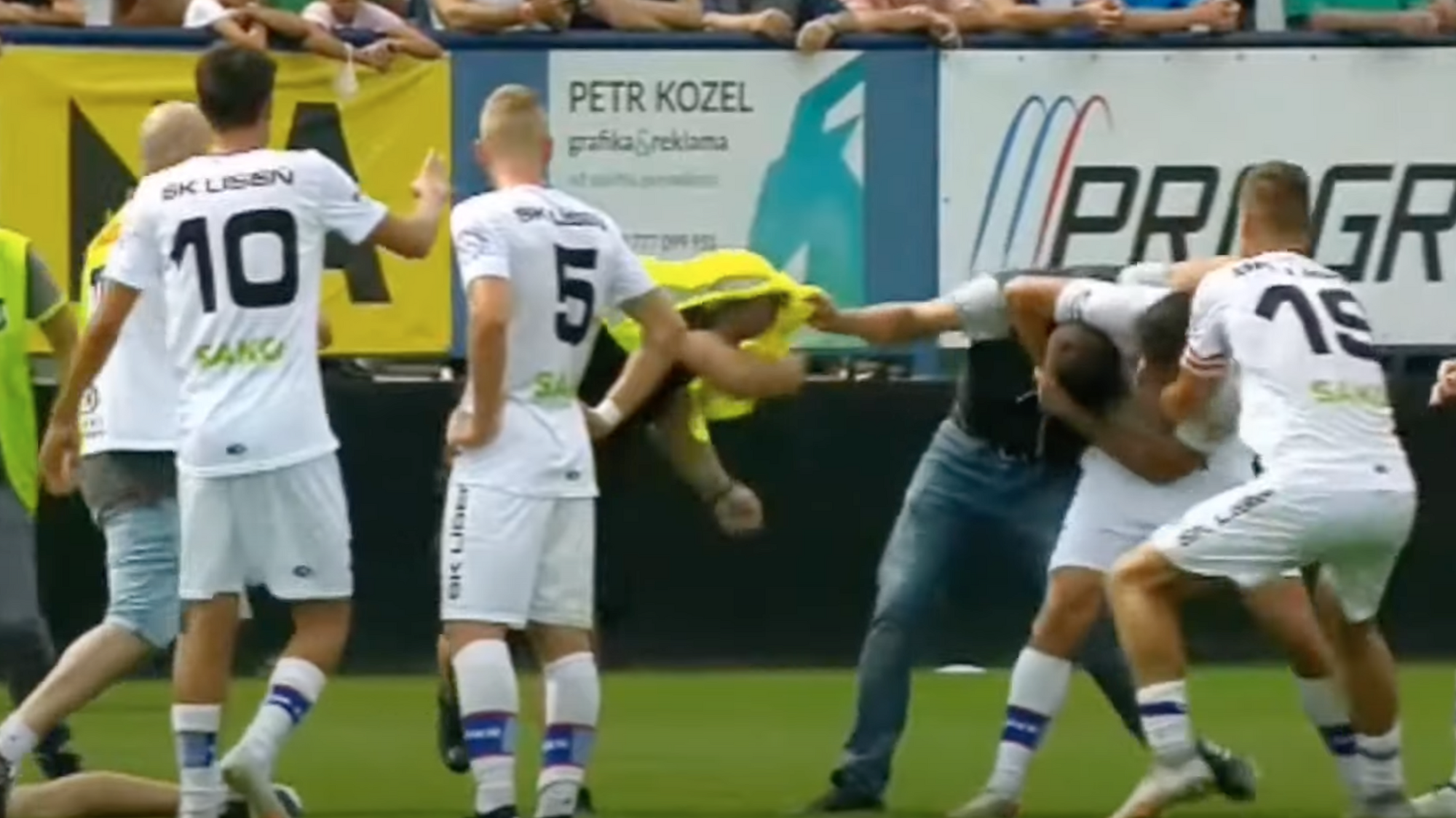 VIDEO: Divoké derby v Brne. Fanúšikovia vtrhli na ihrisko, do potýčky sa  zapojil aj hráč