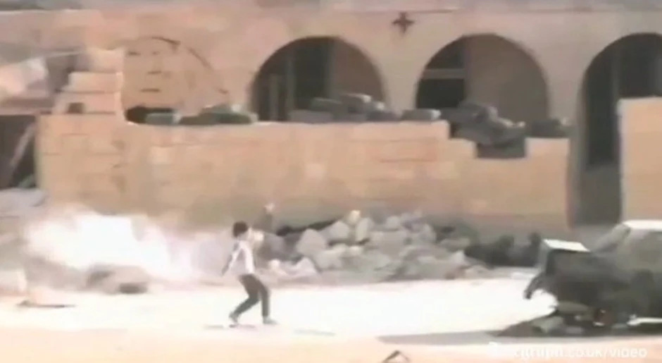 Scenu je snimala grupa muškaraca sakrivena iza zida