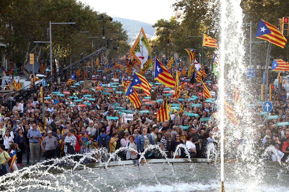 Protest w Barcelonie przeciwko planom Madrytu dot. ograniczenia autonomii Katalonii