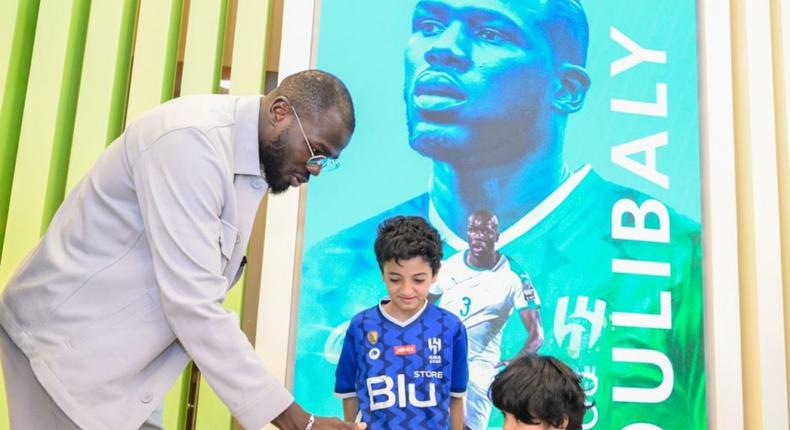 Kalidou Koulibaly avec des enfants handicapés