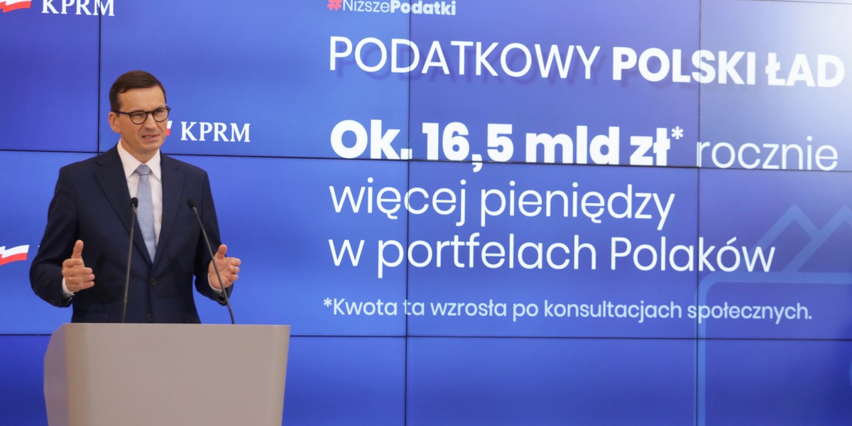 Premier Mateusz Morawiecki opowiada o zmianach podatkowych , w trakcie konferencji o programie Polski Ład