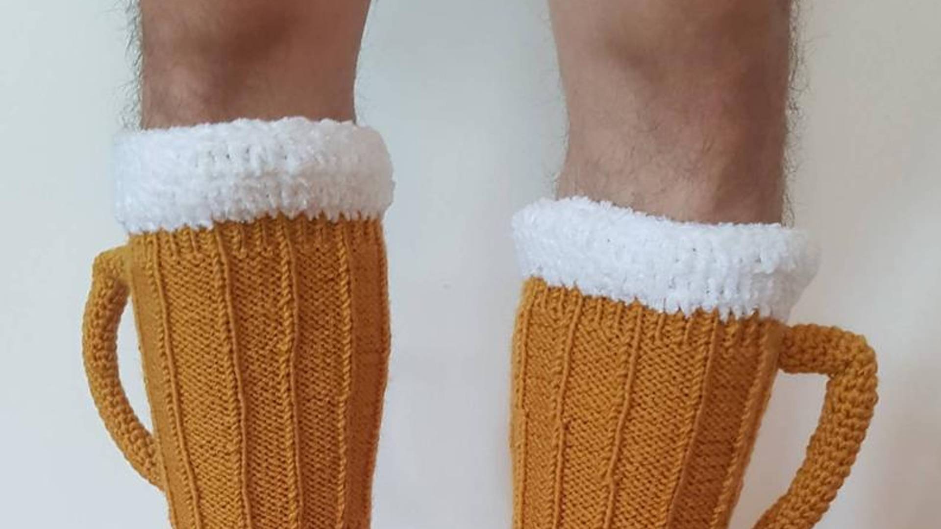 Socken als Bierkrüge etsyDesignerin häkelt Oktoberfest Accessoires