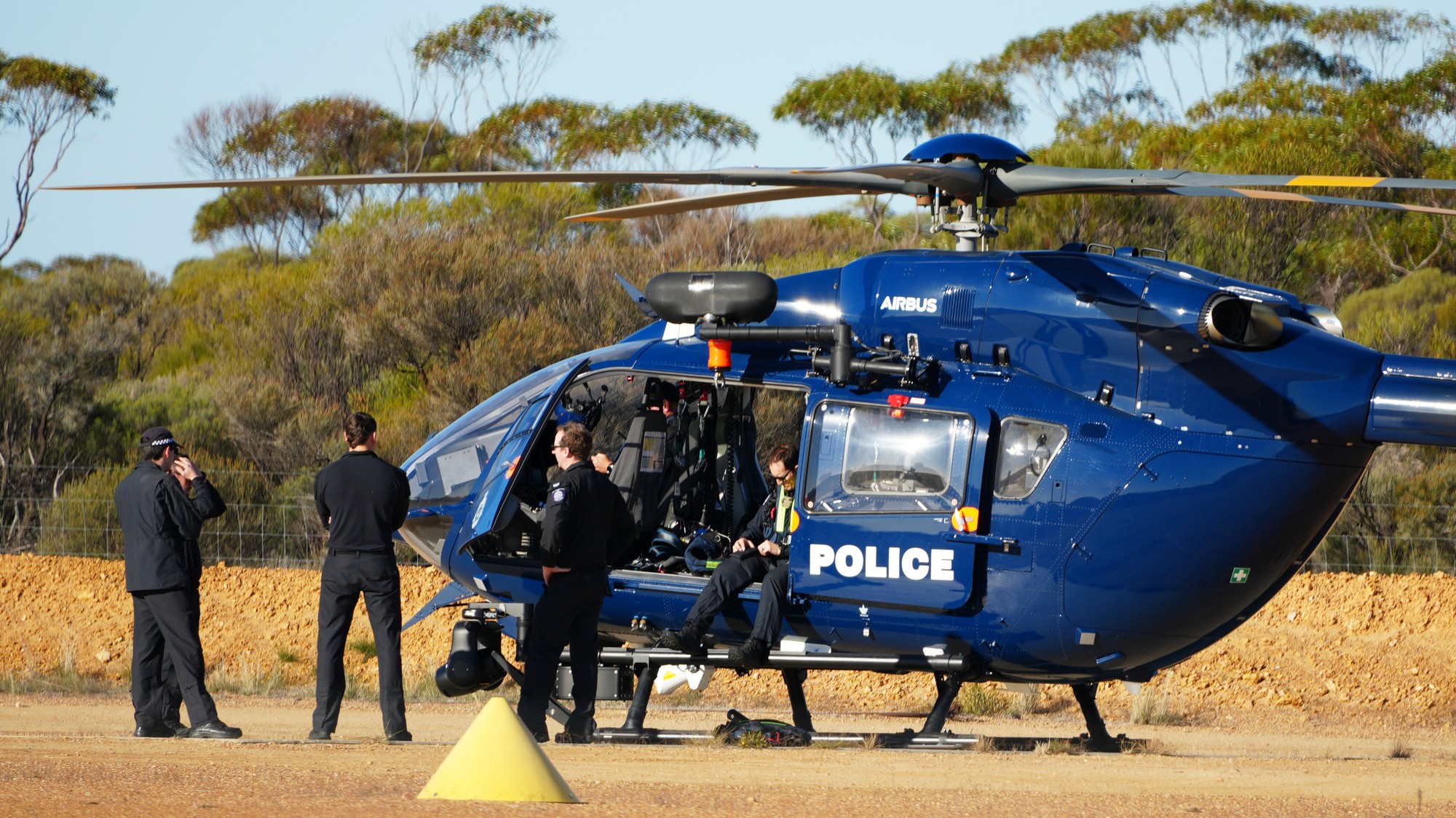 Austrálska polícia  čaká pri vrtuľníku v Beacone v Západnej Austrálii v piatok 11. júla 2025, keď sa pripravuje na pátranie po nezvestnej nemeckej turistke Caroline Wilgovej.