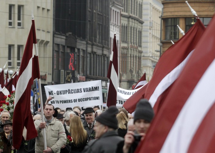 Żołnierze Waffen SS na ulicach Rygi