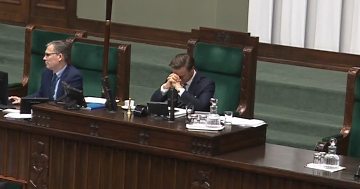 Bosak nie mógł powstrzymać śmiechu. Miał trudność z prowadzeniem obrad