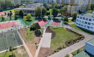Mniej betonu, więcej zieleni. Budują klimat we wrocławskich szkołach