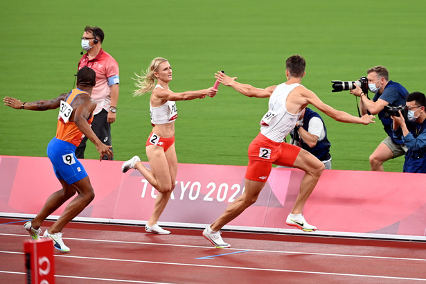 Od lewej: Holender Ramsey Angela oraz Małgorzata Hołub-Kowalik i Kajetan Duszyński z Polski w strefie zmian podczas biegu eliminacyjnego na dystansie na 4x400 metrów sztafet mieszanych na Stadionie Olimpijskim w Tokio.