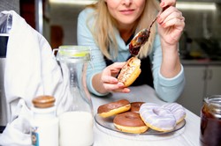 Przesądy na Tłusty Czwartek. Jeden błąd może kosztować Cię pecha. Sprawdź, jak go uniknąć