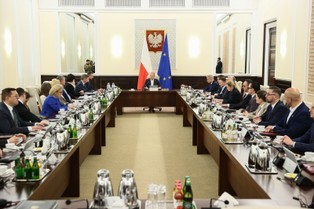 Rząd przyjął projekt, który przyspieszy budowę elektrowni jądrowych w Polsce. Nowe przepisy mogą skrócić inwestycje o 2 lata