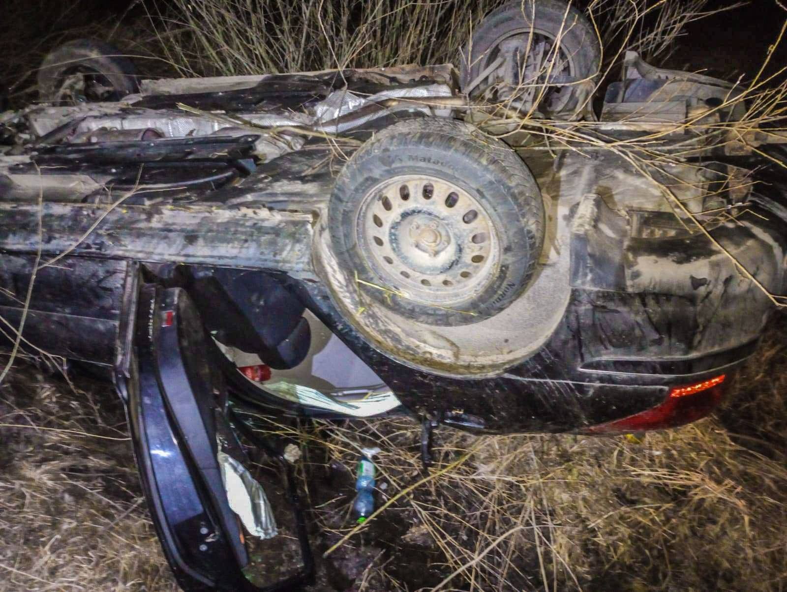 Nočná jazda mladistvých v obci Betlanovce sa skončila prevráteným autom.