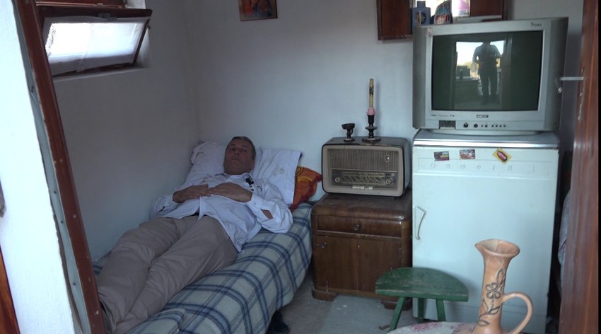 Dejan ispred grobnice