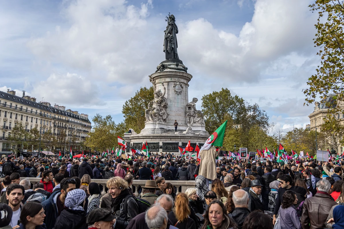 « Gaza, Paris est avec toi. »  Dans la capitale française, des foules manifestent en soutien à la Palestine
