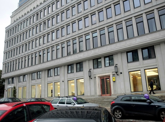 Salon kultowych włoskich samochodów Ferrari już został otwarty w dawnym gmachu KC przy ul. Nowy Świat 6/12 w Warszawie.