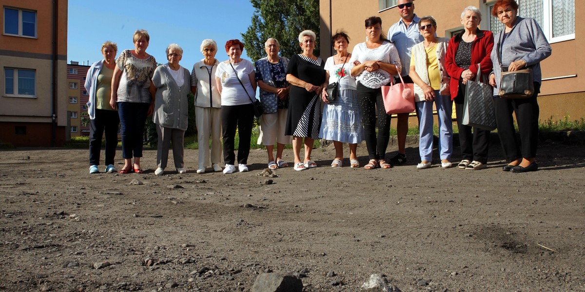 Mieszkańcy walczą o normalne warunki na swoim podwórku 