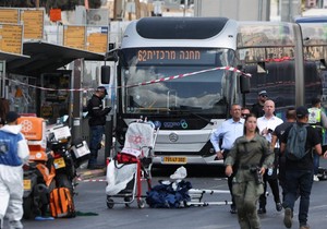 Izraelska policija kaže da su dvojica napadača otvorila vatru na autobuskoj stanici u Jerusalimu | Foto: Reuters