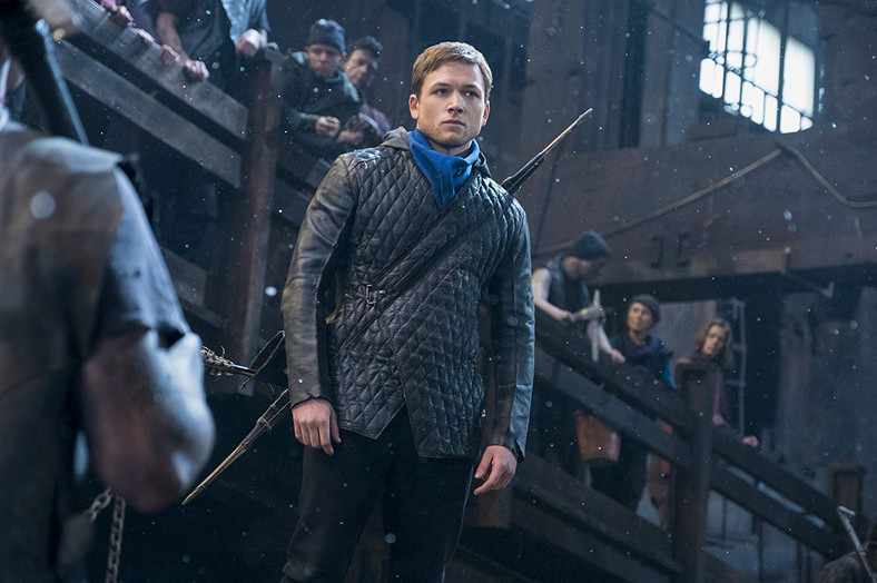 Taron Egerton jako Robin Hood w filmie "Robin Hood: Początek"