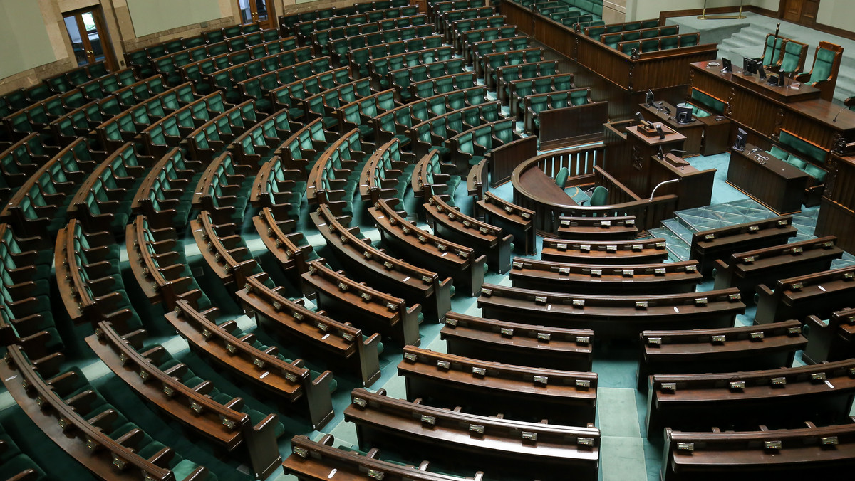 Nowy parlament już wkrótce zacznie pracować. Jak informuje RMF FM, odprawy dla posłów, którzy odejdą z Sejmu, wyniosą ponad 6,5 miliona złotych. Ponadto każdy nowy parlamentarzysta po zaprzysiężeniu otrzyma tablet.