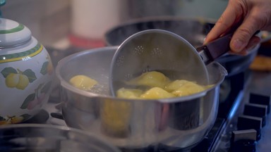 Dodaj pół szklanki do gotujących się ziemniaków. Nie pożałujesz