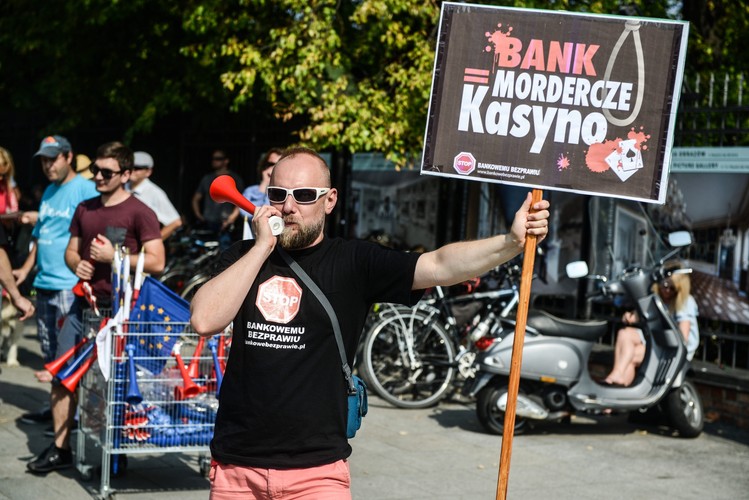 Manifestacja frankowiczów przeszła spod Belwederu pod Sejm