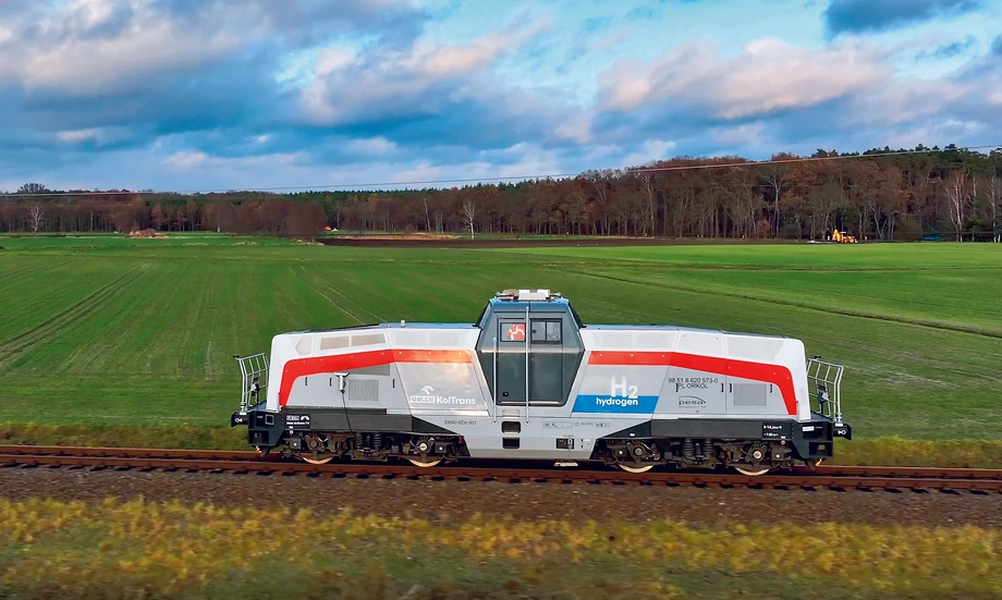 Lokomotywa manewrowa SM42-6Dn, napędzana wodorem, powstała w ramach współpracy Pesy, PKN Orlen i sektora naukowego.