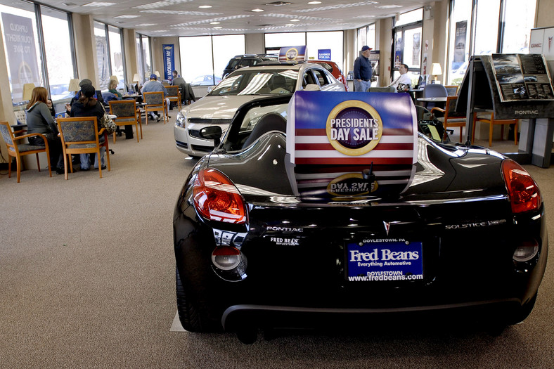 Produkowany przez General Motors Pontiac Solstice w salonie dilera, fot. Bloomberg