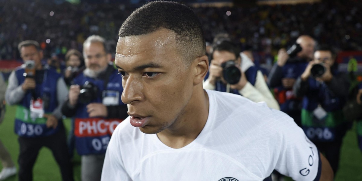 Kylian Mbappe mocno wkurzył piłkarzy i sztab szkoleniowy Barcelony. 