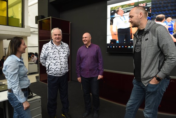 Dino Rađa u društvu Božidara Maljkovića i Igora Velimirovića, urednika sportske rubrike 