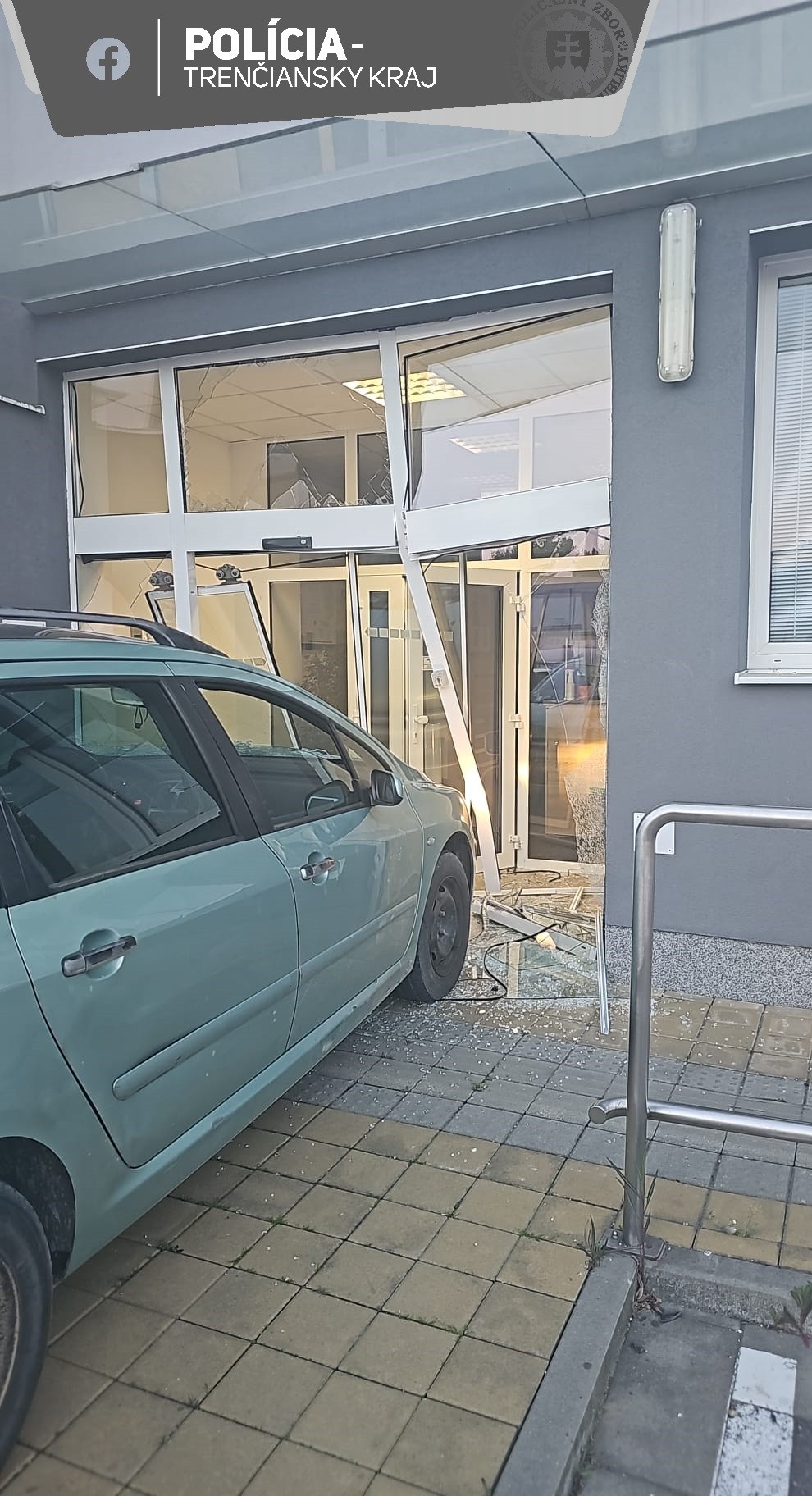 Muž pod vplyvom drog úmyselne vrazil autom do presklených vstupných dverí budovy Okresného riaditeľstva Policajného zboru v Prievidzi. 