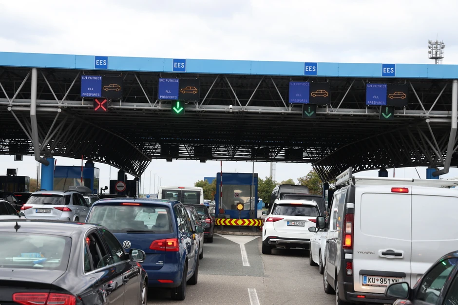 Putnici u automobilima mnogo brže prelaze granicu od onih u autobusima