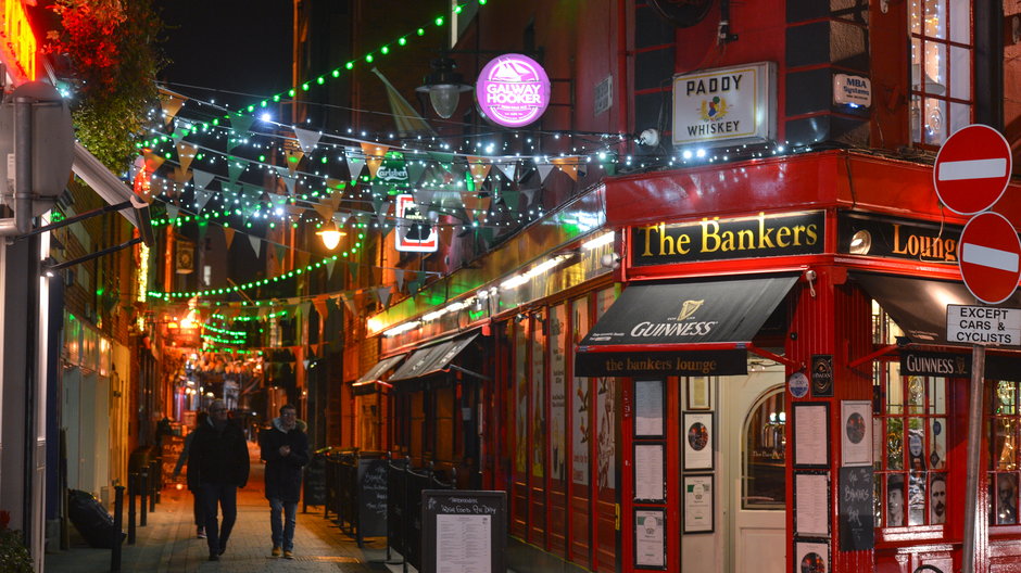 Od piątku puby, bary, restauracje i kluby w Irlandii będą miały skrócone godziny otwarcia i muszą być zamykane o północy.