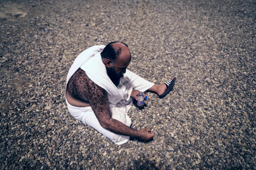 Čovek sakuplja kamenčiće za ritual