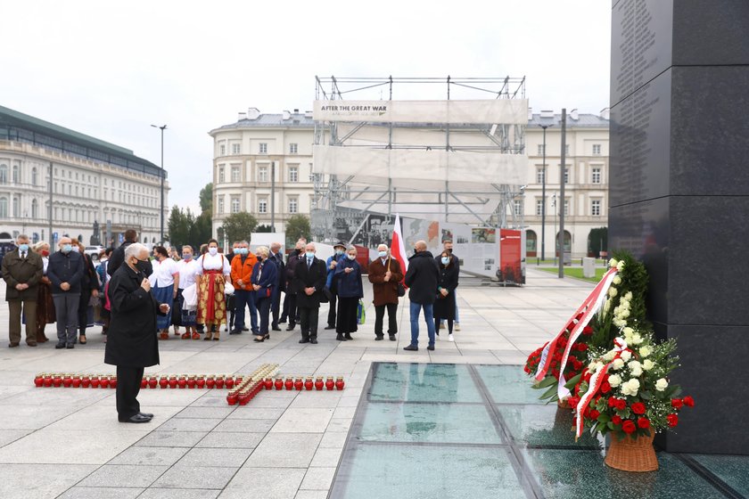 Miesięcznica w cieniu obostrzeń. Co z dystansem społecznym?!