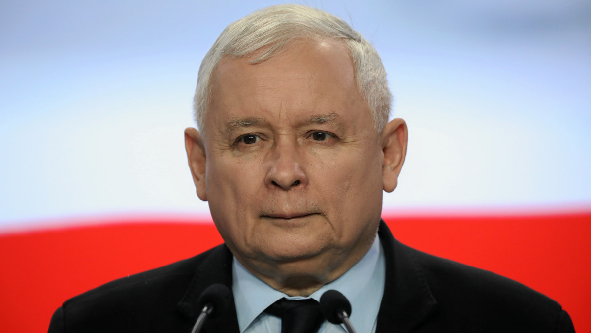 Jarosław Kaczyński w mocnych słowach odniósł się do słów polityków opozycji o "zamrożeniu unijnych pieniędzy". - Mam dla tych ludzi złą wiadomość - czasy, w których strachem można było coś w naszym kraju osiągnąć, się skończyły - powiedział prezes PiS w wywiadzie dla "Gazety Polskiej". W rozmowie został także poruszony wątek antypolonizmu, który zdaniem prezesa PiS nabiera na sile.