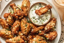 Potrebno vam je samo 5 sastojaka za NAJHRSKAVIJA PILEĆA KRILCA - idealna su za večeru, a još bolja za druženje sa prijateljima