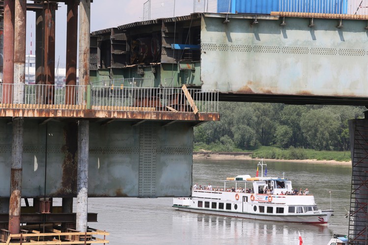 Operacja opuszczania przęsła mostu Łazienkowskiego <br><br>fot.  (tg/cat) PAP/Tomasz Gzell