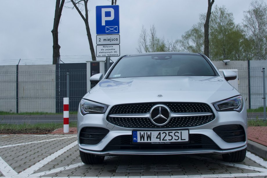 Mercedes CLA 250e to usportowione coupe, które wywodzi się z klasy A. 