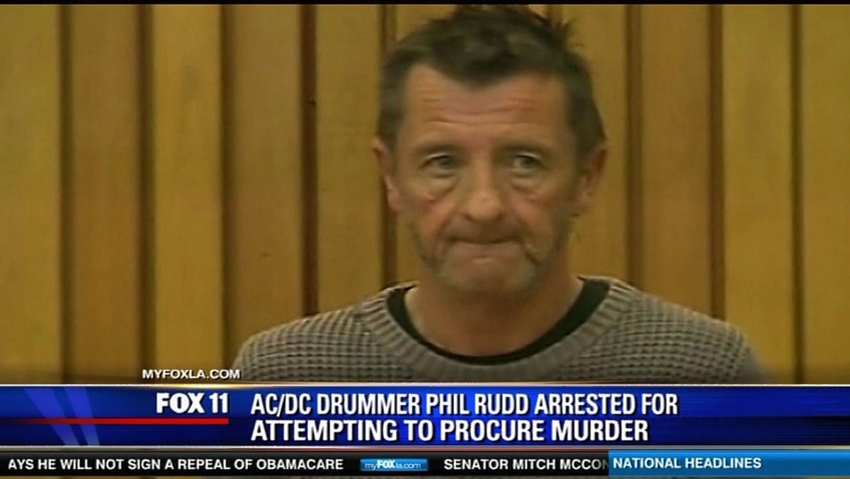 Perkusista AC/DC, Phil Rudd został oskarżony o zlecenie dwóch morderstw. Muzyk został zatrzymany w swoim domu w Taurandze w Nowej Zelandii. Za planowanie morderstwa, grożenie śmiercią i posiadanie narkotyków – marihuany i metamfetaminy perkusiście grodzi dziesięć lat więzienia.