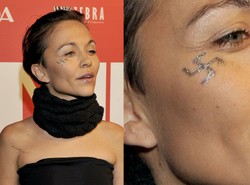 Przemyślana prowokacja czy głupota? Celebrytka ze swastyką na twarzy