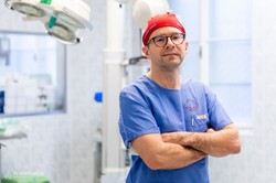 Dr. Bokor Attila egyetemi docens, a Semmelweis Egyetem Szülészeti és Nőgyógyászati Klinikáján működő Minimál Invazív Sebészeti Osztály vezetője