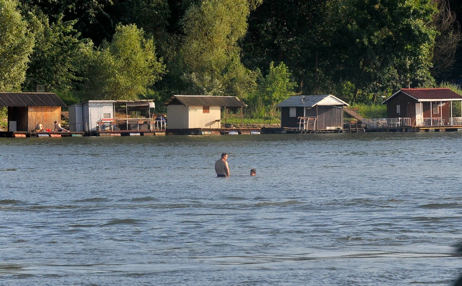 Splav kućice na beogradskoj obali