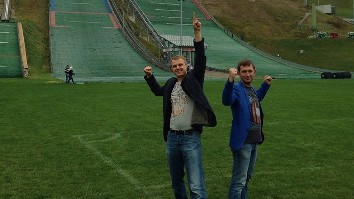 Polska grupa artystyczna Crowd Supporters (Michał „Mikee” Sieczko oraz Dariusz „DJ Ucho” Ślęzak) odpowiada za sport entertainment podczas noworocznego konkursu skoków narciarskich w Garmisch-Partenkirchen, najbardziej znanego i rozpoznawanego konkursu rozgrywanego w ramach elitarnego Turnieju Czterech Skoczni.