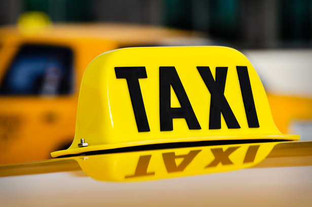 Używanie taksometru oraz umieszczanie na dachu auta lamp lub innych urządzeń technicznych, jest zastrzeżone wyłącznie dla taksówek