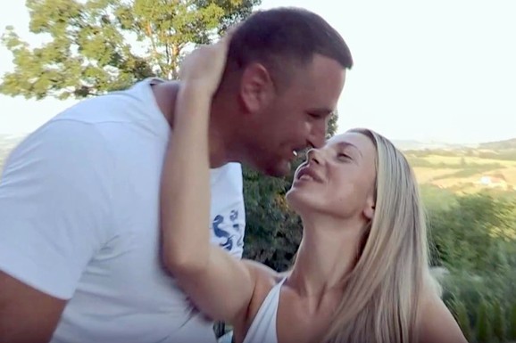 POZNATI PAR NAKON RIJALITIJA SAGRADIO KUĆU NA KOSMAJU Dobili dvoje dece i sad pokazali kako mališani uživaju pored bazena: "Imaćemo još tri vile"