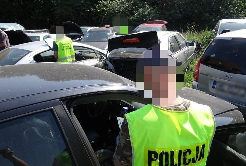 Policjanci znaleźli 62 samochody w trakcie rozbiórki i zabezpieczyli kilkadziesiąt kart pojazdów,