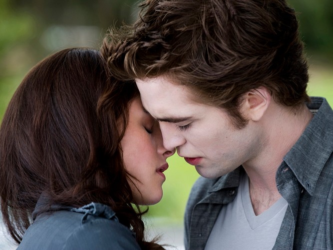 Kristen Stewart i Robert Pattinson w filmie 'Zmierzch'