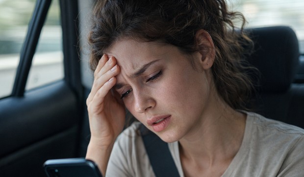 Žena u vožnji sa mučninom