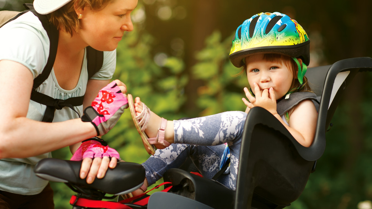 Wycieczki rowerowe to świetny sposób na spędzanie czasu wolnego z całą rodziną. Problem pojawia się wtedy, gdy nasze dzieci jeszcze nie potrafią jeździć na rowerze, a my chcielibyśmy zabrać je ze sobą. Na szczęście jest kilka rozwiązań, a jednym z nich jest fotelik rowerowy. To sprawdzony i bezpieczny sposób transportowania dzieci na rowerze.