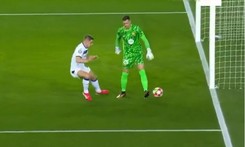 Szczęsny bał się zaryzykować. Jego zagranie zostało hitem internetu [WIDEO]