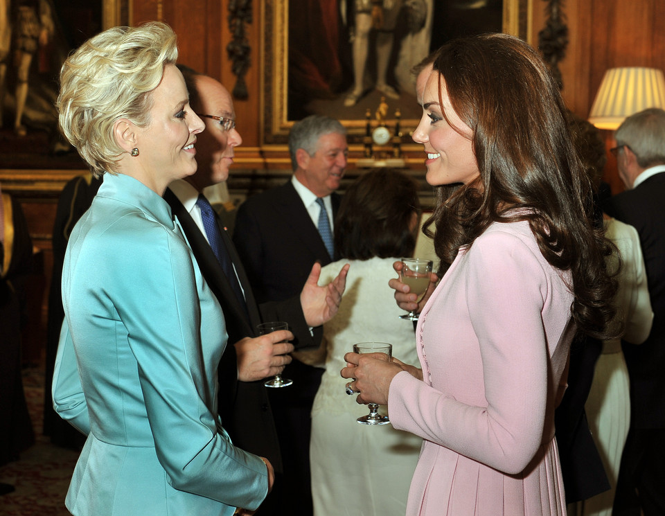 Różowa Kate Middleton na obiadku u królowej!